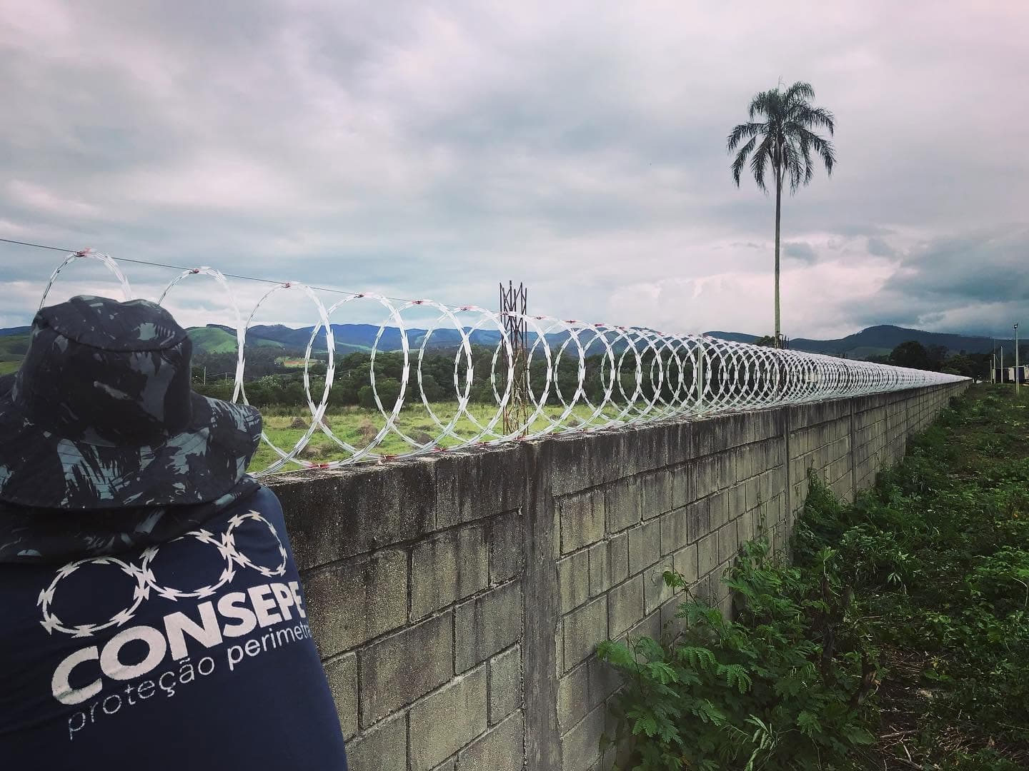 Muro industrial protegido com concertina pela Consepe